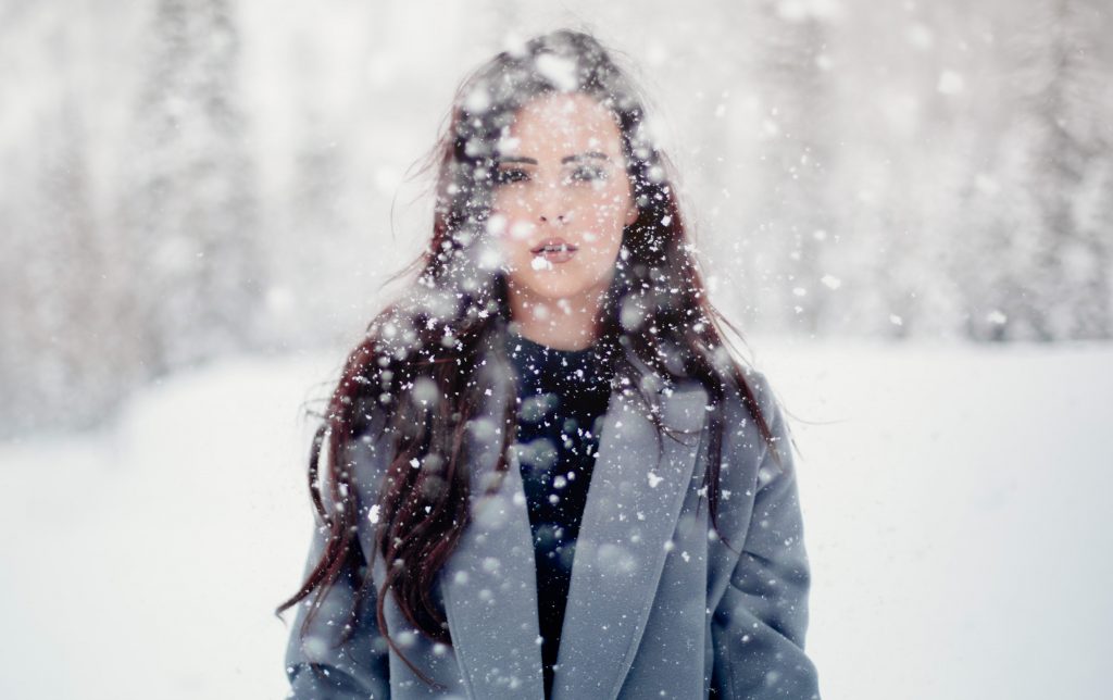 雪の中にいる女性