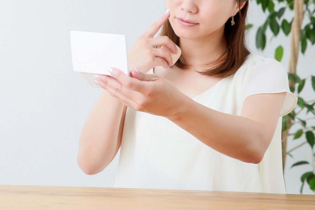 シミを気にする女性