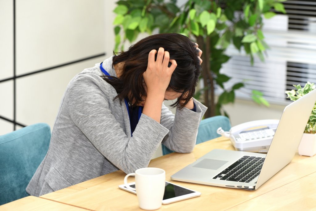 仕事で悩みを抱える女性